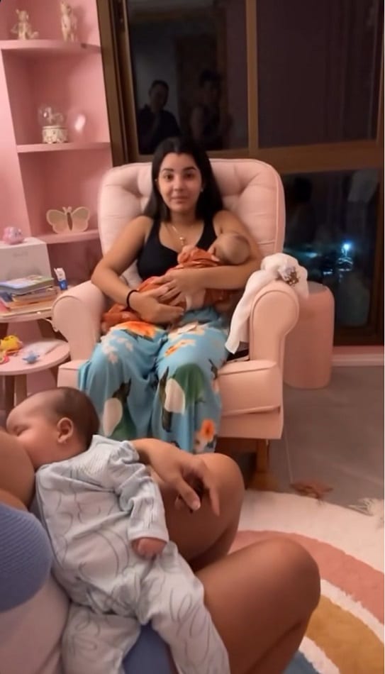 Mirella Santos e Ary, noiva de João Gomes, amamentando os bebês