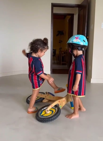 Filhas gêmeas de Nanda Costa brincam com camisa do Bahia