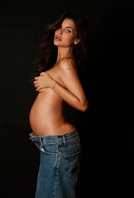 Modelo grávida de Neymar Jr no seu ensaio gestante em estúdio