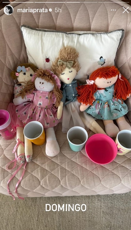A jornalista Maria Prata encantou ao mostrar as bonecas de suas filhas com Pedro Bial