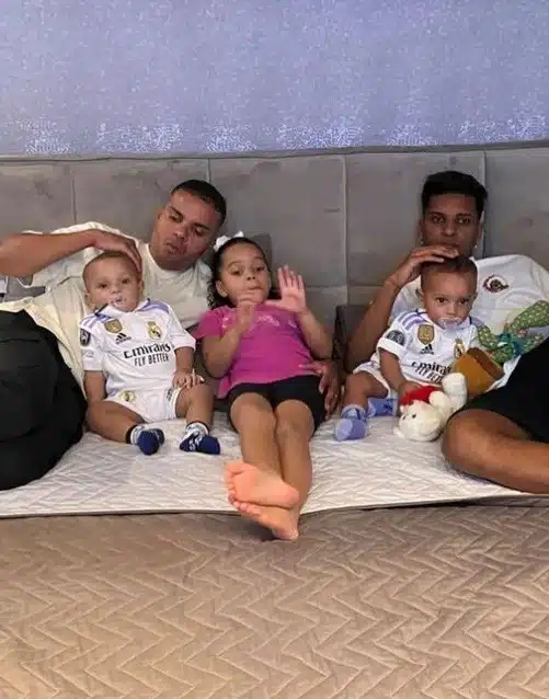 Rodrygo Goés e os filhos gêmeos que ele registrou