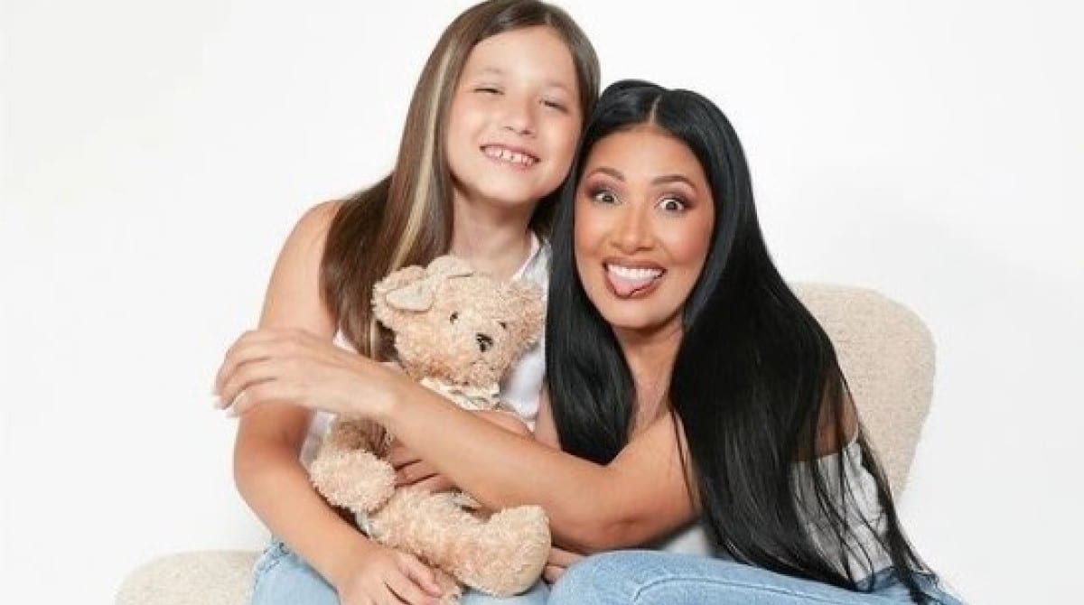 Simaria mostra a filha com roupa de seu show e cabelo azul
