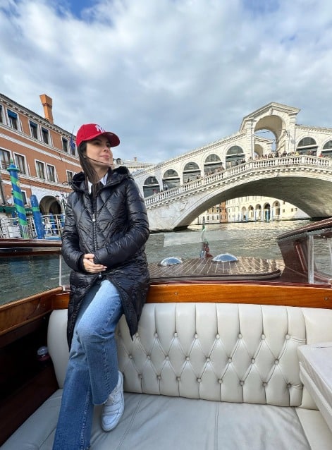 Sthefany Brito posa em Veneza exibindo a gravidez