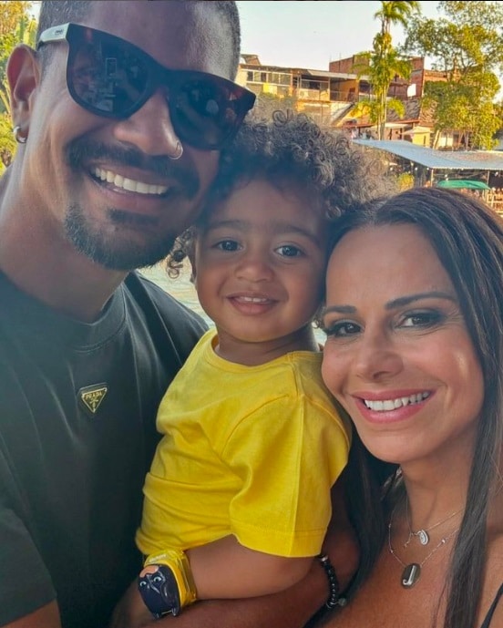Viviane Araújo acompanhada do marido e do filho