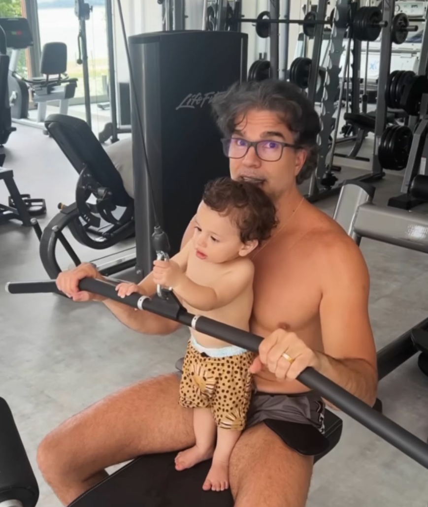 Bebê de Claudia Raia surge treinando com o pai 