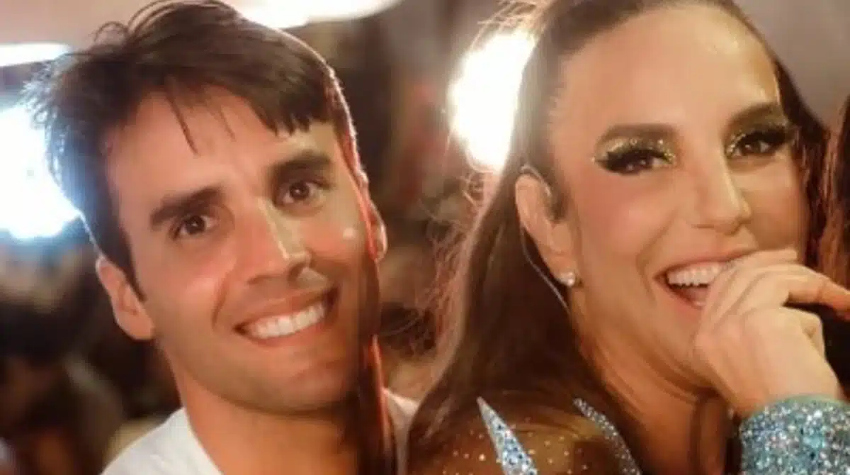 Daniel Cady e Ivete Sangalo posaram com seus filhos em sua mansão