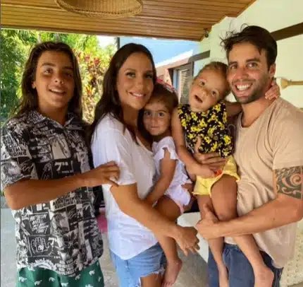 Ivete Sangalo ao lado de Daniel Cady e de seus filhos