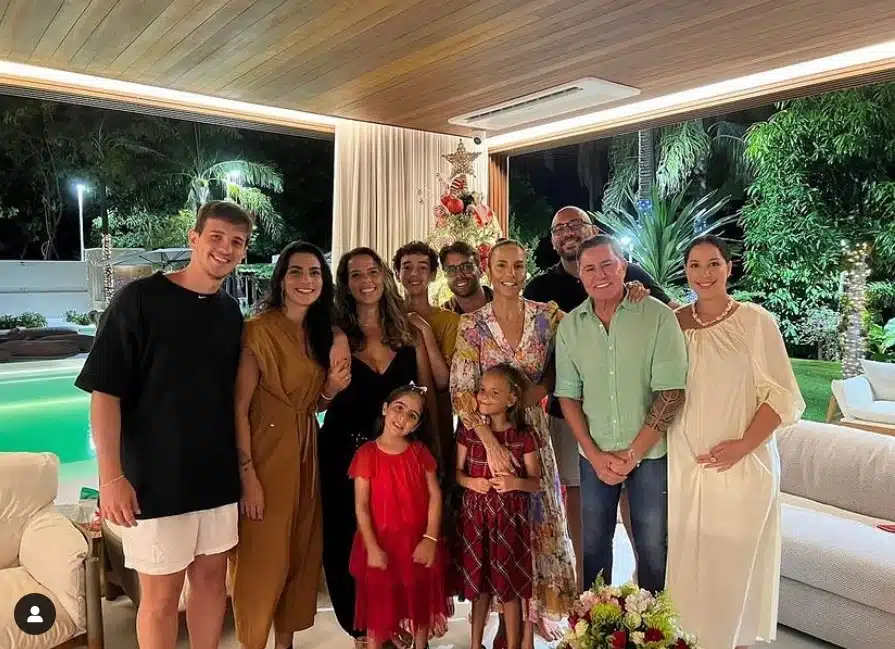 Daniel Cady e Ivete Sangalo com suas filhas gêmeas na mansão
