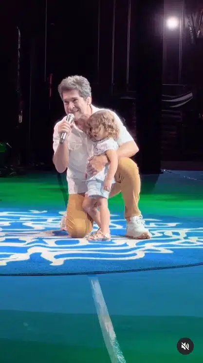 Daniel posa com sua filha caçula no palco e encanta