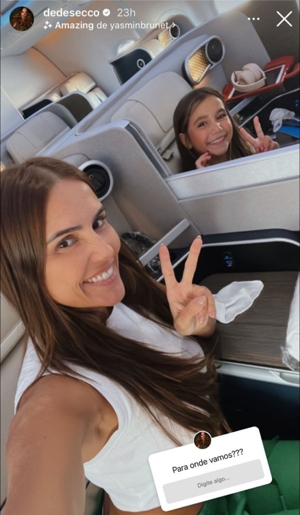 Deborah Secco posa em primeira classe com a filha