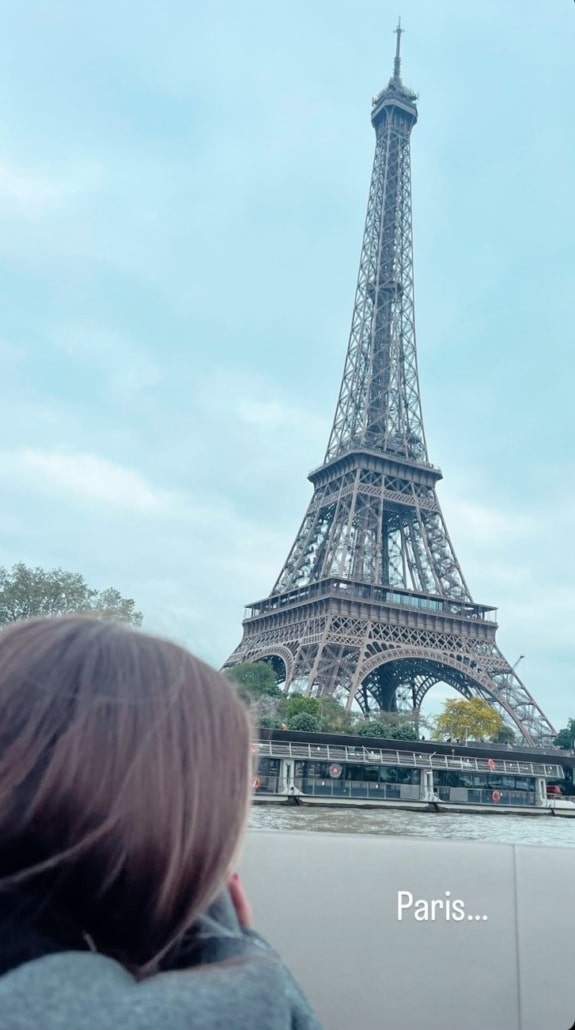 Deborah Secco exibe sua filha em Paris