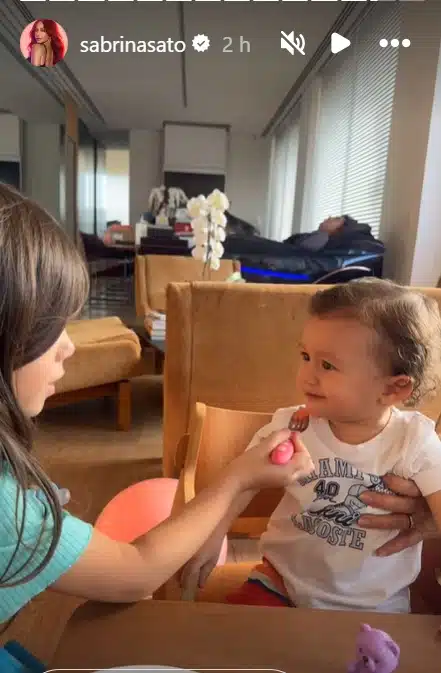 Filha de Duda Nagle e Sabrina Sato cuidando do priminho