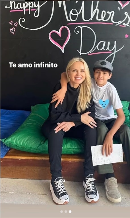 Eliana com seu filho na escola dele