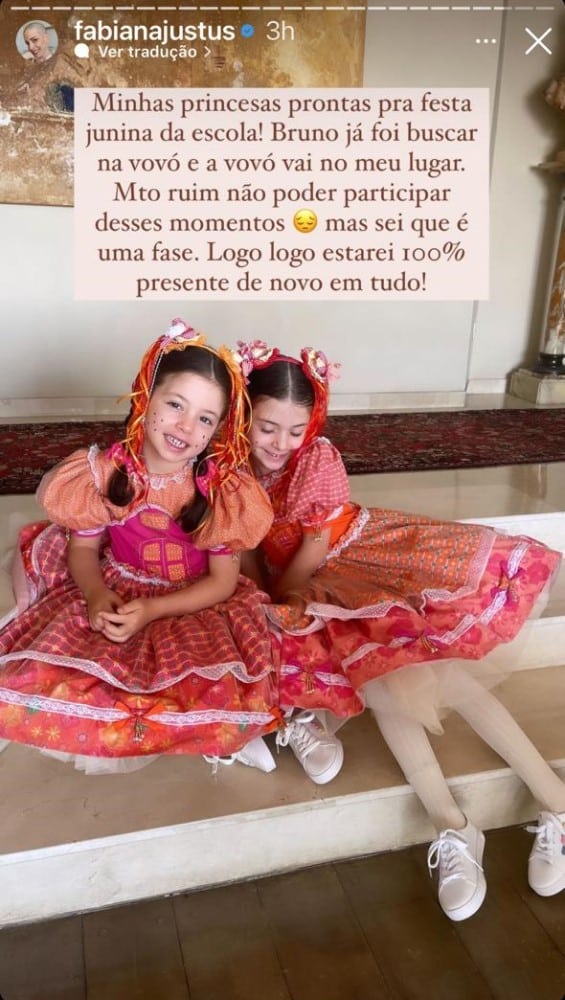 As filhas gêmeas de Fabiana Justus prontas para a festa junina do colégio