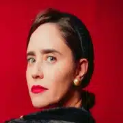 Fernanda Vasconcellos surge com seu bebê em palco de teatro pela primeira vez