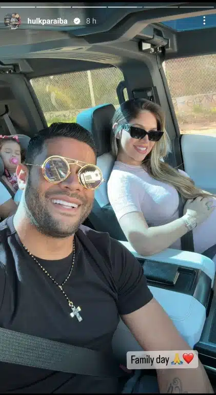 Hulk e Camila posam em passeio com a filha