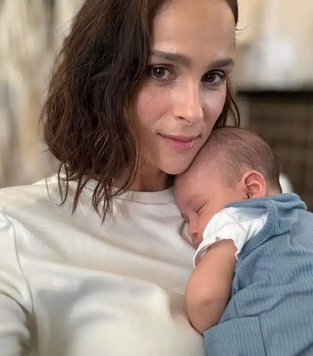 Letícia com seu bebê com Juliano Cazarré