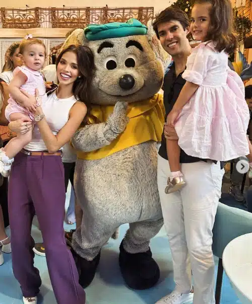 Kaká posa com as filhas em linda festa