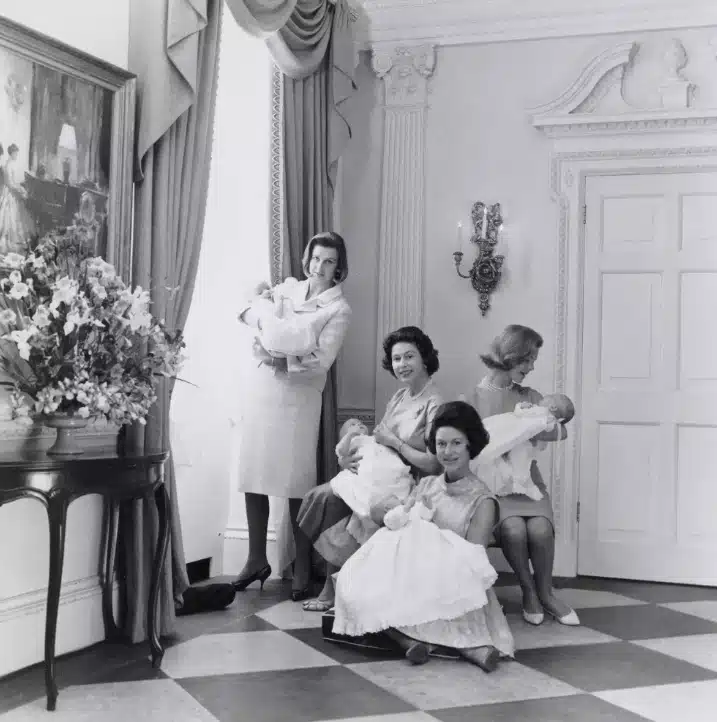 Além da princesa Kate Middleton, também há esta foto inédita da Rainha Elizabeth II com o filho