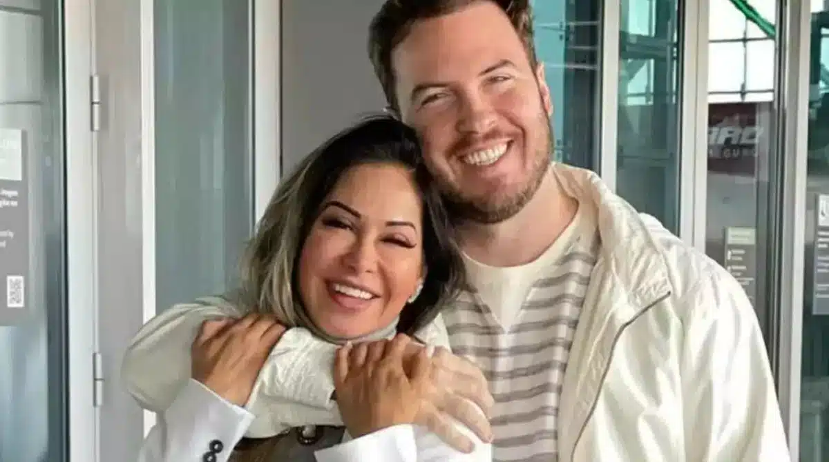 Maíra Cardi posa com Thiago Nigro e sua filha Sophia em safari