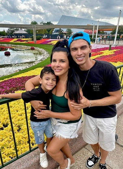 Mara Maravilha e Gabriel Torres posam com o filho e semelhança impressiona