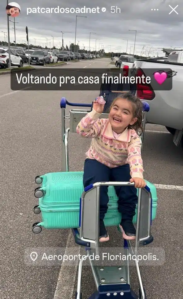 Filha de Marcelo Adnet viaja com a mãe