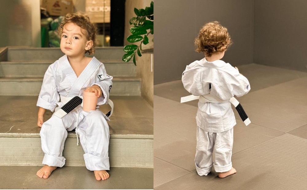 Filho de Renato Góes e Thaila Ayala posa na aula de jiu-jitsu