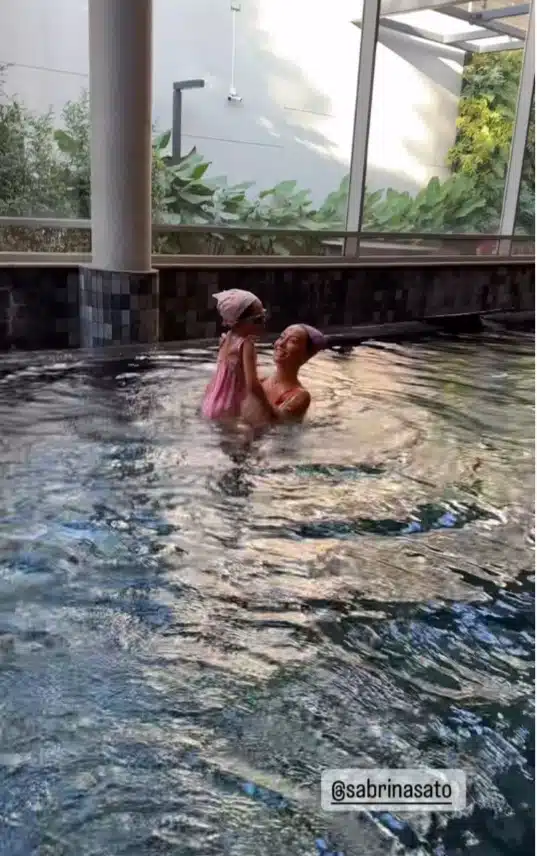 Sabrina Sato posa com sua filha na aula de natação 
