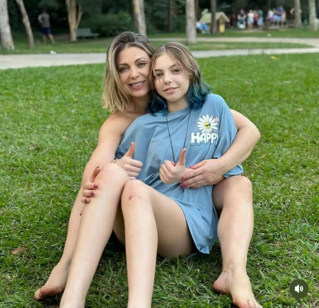 Brenda, filha de Sheila Mello e Fernando Scherer, com seu cabelo azul