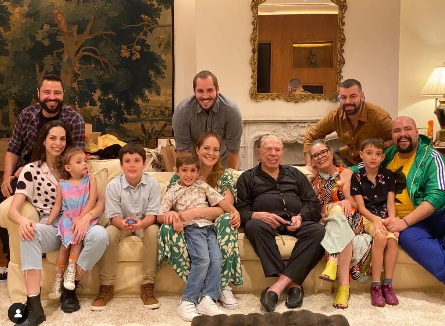 Silvio Santos junto dos bisnetos e alguns dos netos em sua mansão