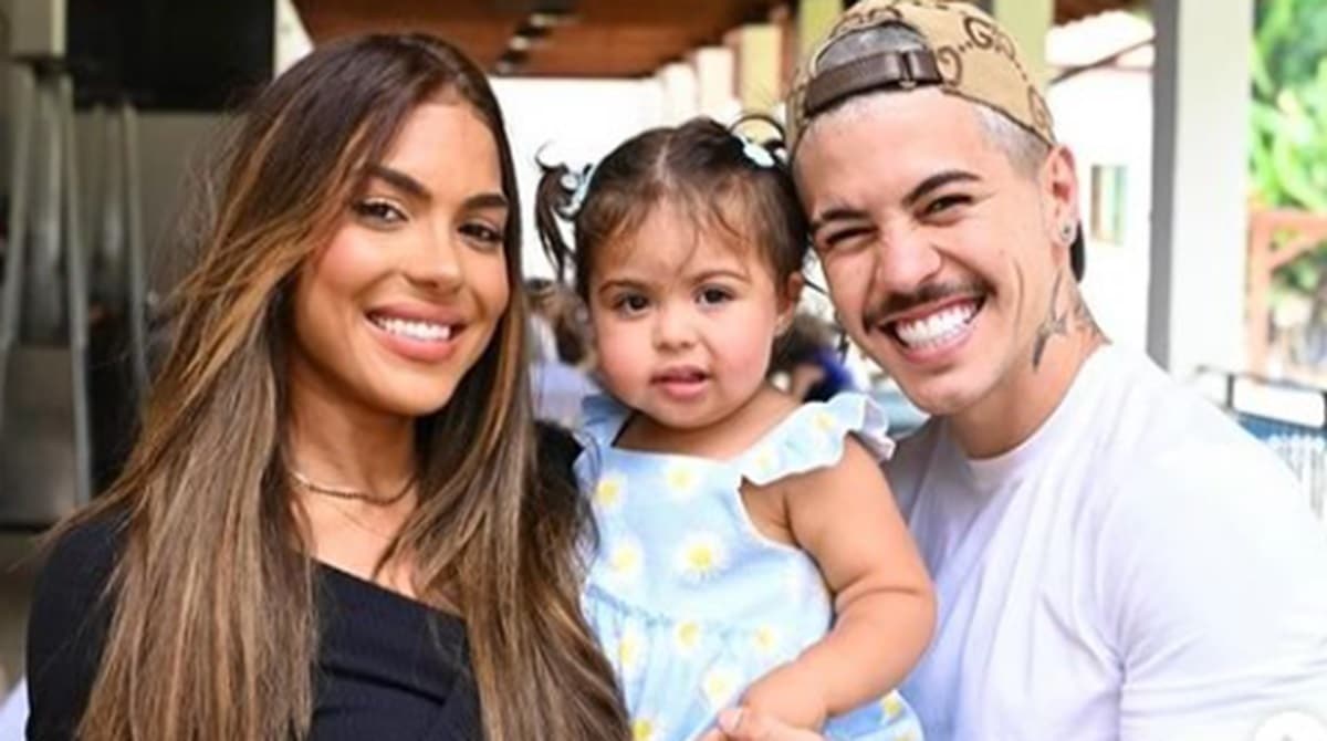 Tays Reis exibe sua filha no dentista e encanta