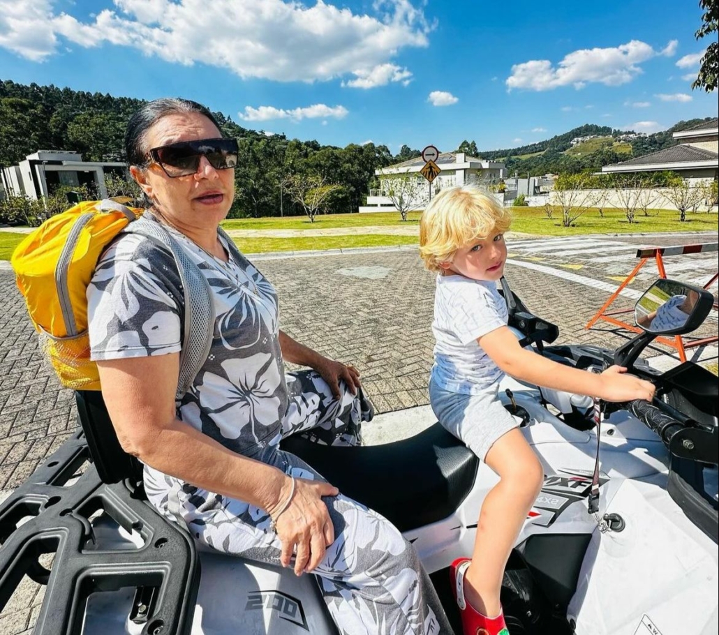 Andressa mostra seu filho com Thammy Miranda brincando em moto