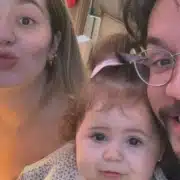 Viih e Eliezer posam no aeroporto com a filha e chamam a atenção pela quantidade de malas