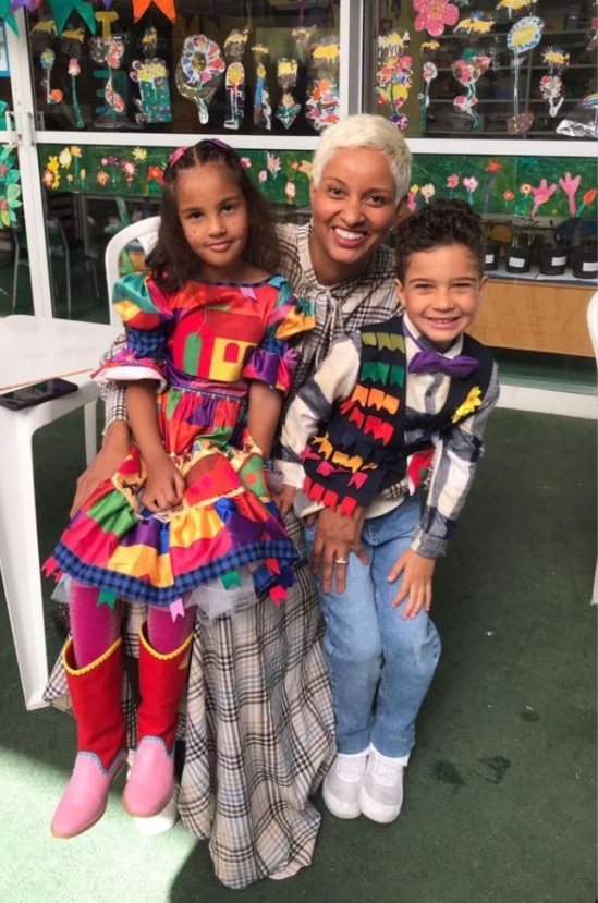Filhos de Erick Jacquin posam junto a mãe, vestidos de caipirinhas 