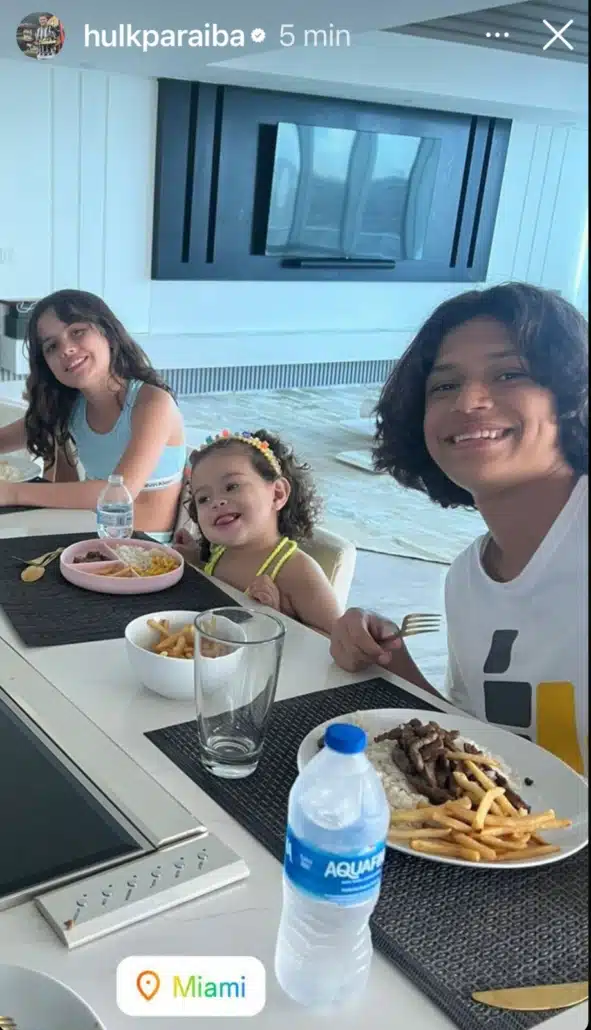 Hulk mostra três de seus filhos, Alice, Zaya e Tiago, antes da chegada da caçula Ayla.