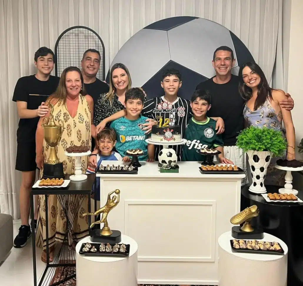 Isis Valverde e seu filho posam com família de Marcus Buaiz em festa 