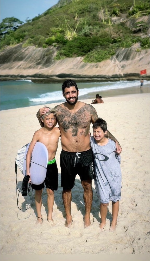 Pedro Scooby posa com seus filhos com Luana Piovani, em praia no Rio de Janeiro