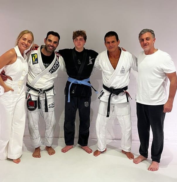 Luciano Huck e Angélica prestigiam o filho em graduação do jiu-jitsu