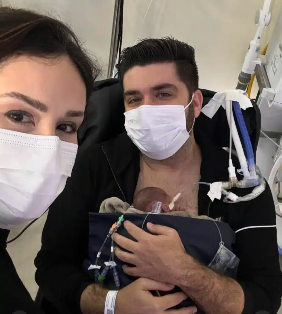 Nadja Haddad e o marido posam com o bebê