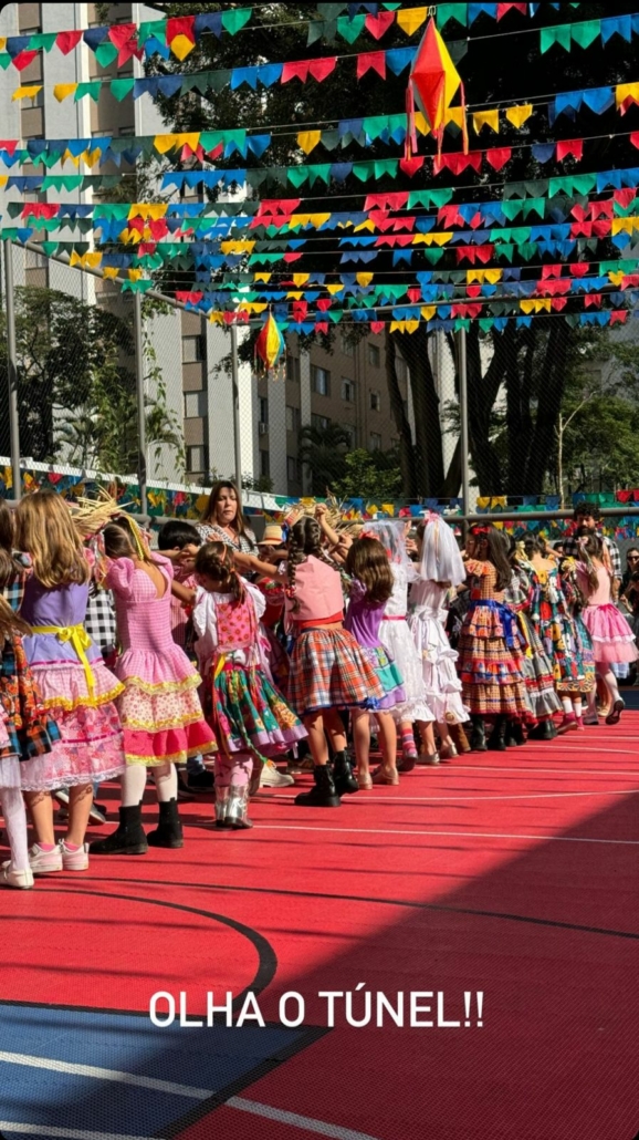 Maria Prata mostra suas filhas com Pedro Bial na festa junina da escola