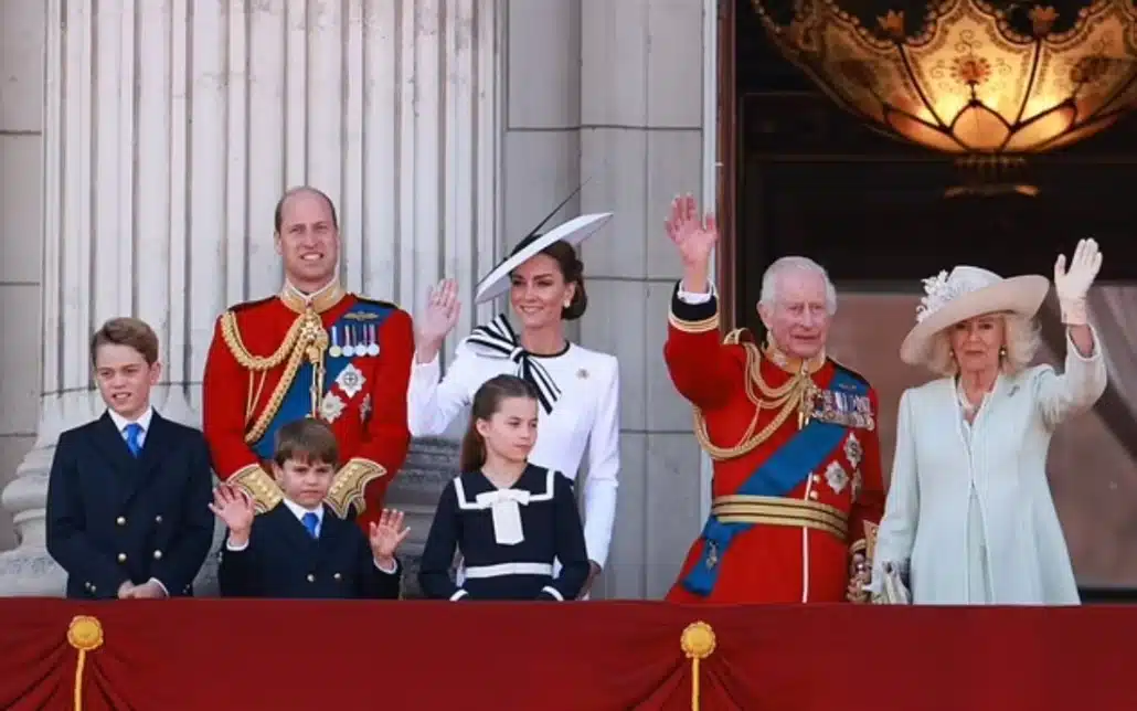 Princesa Charlotte ao lado dos irmãos, da mãe e do pai