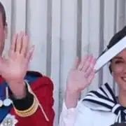 Princesa Charlotte reapareceu com a princesa Kate Middleton e o príncipe William