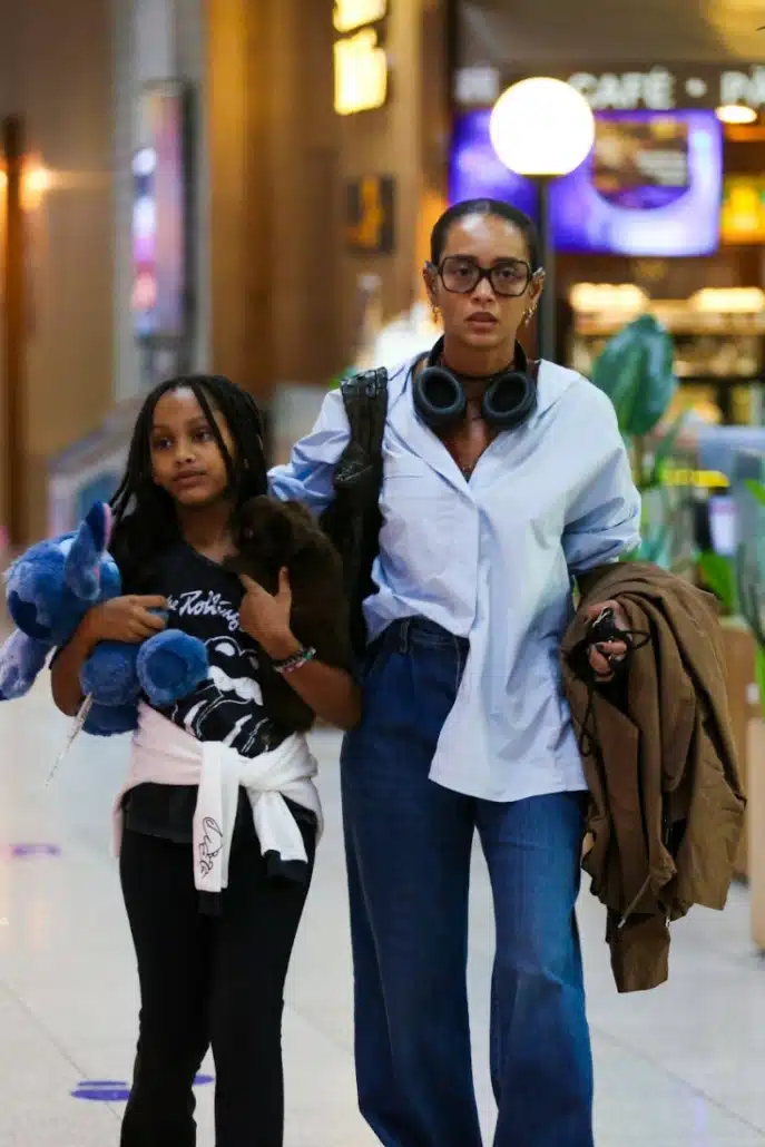 Taís Araújo com sua filha no aeroporto