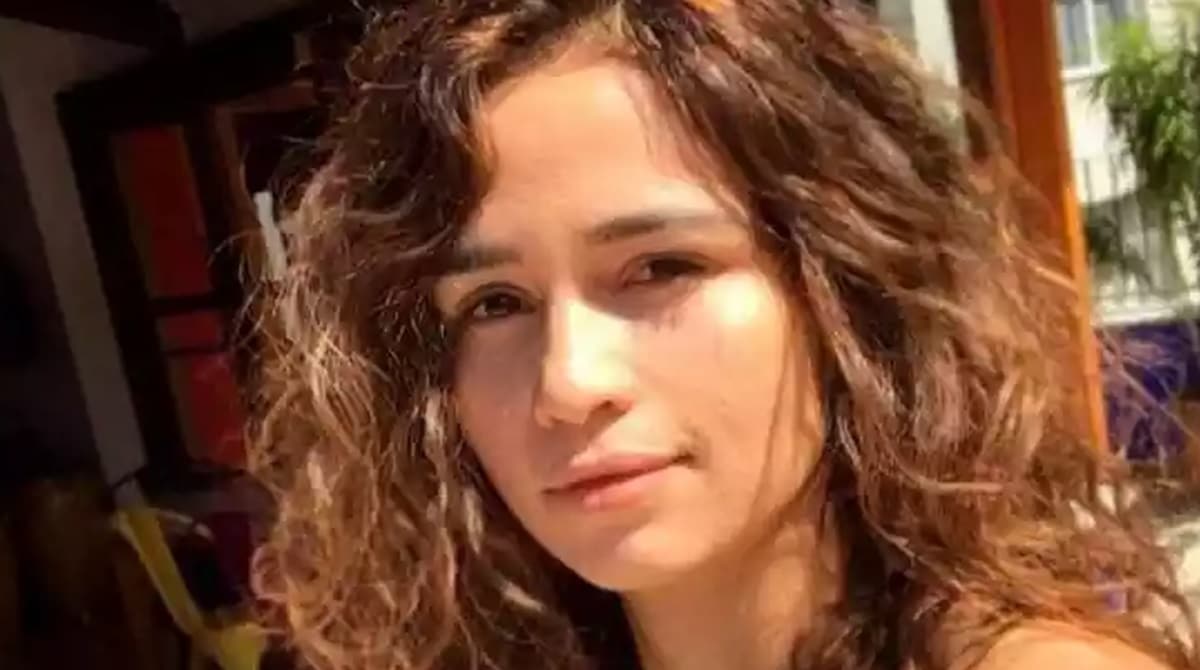 Nanda Costa posou com com suas filhas gêmeas na sua casa na Bahia
