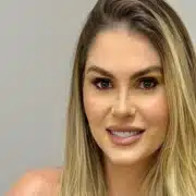 Bárbara Evans exibe seus filhos gêmeos com as babás em passeio de barco e luxo