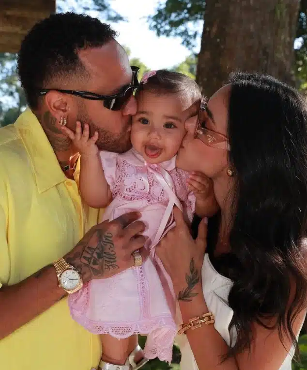 Bruna Biancardi junto com Neymar Jr e a bebê Mavie