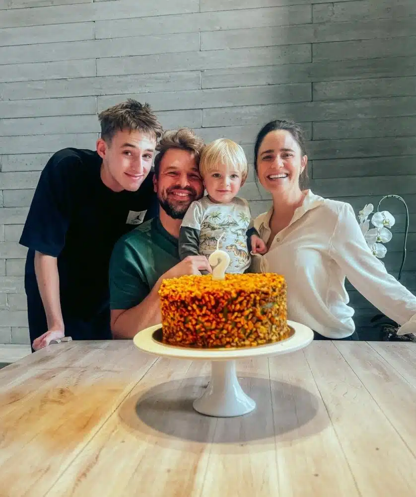 Cássio Reis comemora aniversário com seus filhos com Danielle Winits e Fernanda