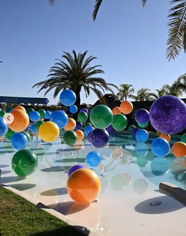 Piscina da mansão de Gusttavo Lima foi decoração para a festa