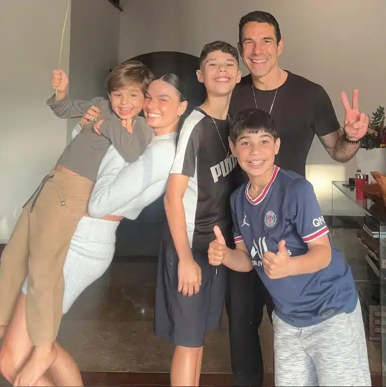 Isis Valverde e Marcus Buaiz com os filhos reunidos