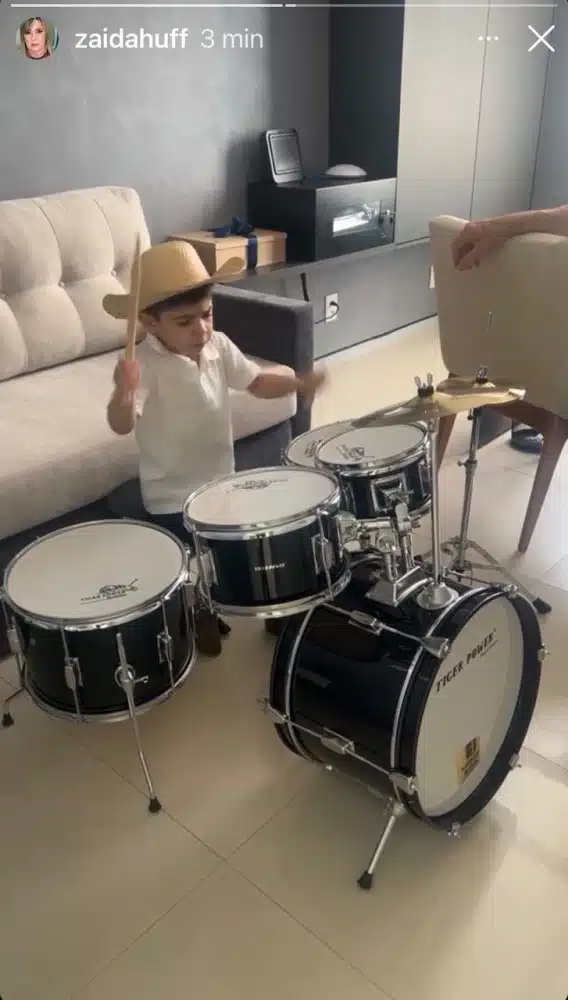 Léo, filho de Marília Mendonça e Huff, tocando a bateria que ganhou